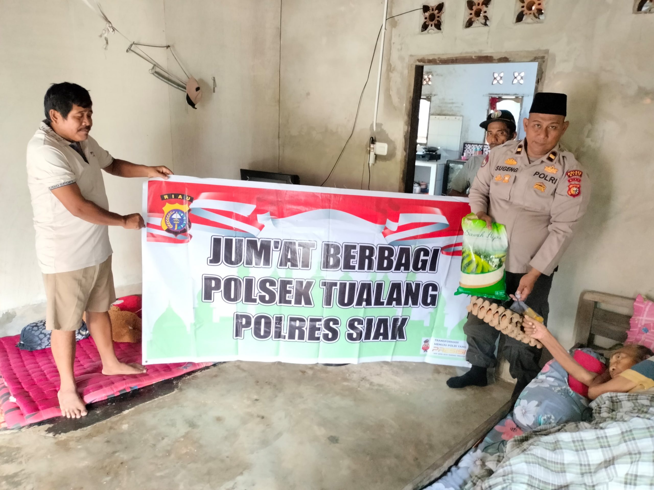 Polsek Tualang Berikan Bantuan Sembako bagi Sunarti, Warga Lumpuh Di Maredan Barat