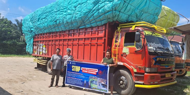 Polsek Tualang Polres Siak Gencarkan Sosialisasi Larangan Kendaraan Over Dimensi Dan Over Loading