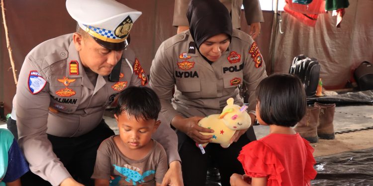 Pulihkan Luka Psikologis Pasca Kerusuhan, Polres Siak Gelar Trauma Healing Untuk Korban Di Tenda Pengungsian PT SSL