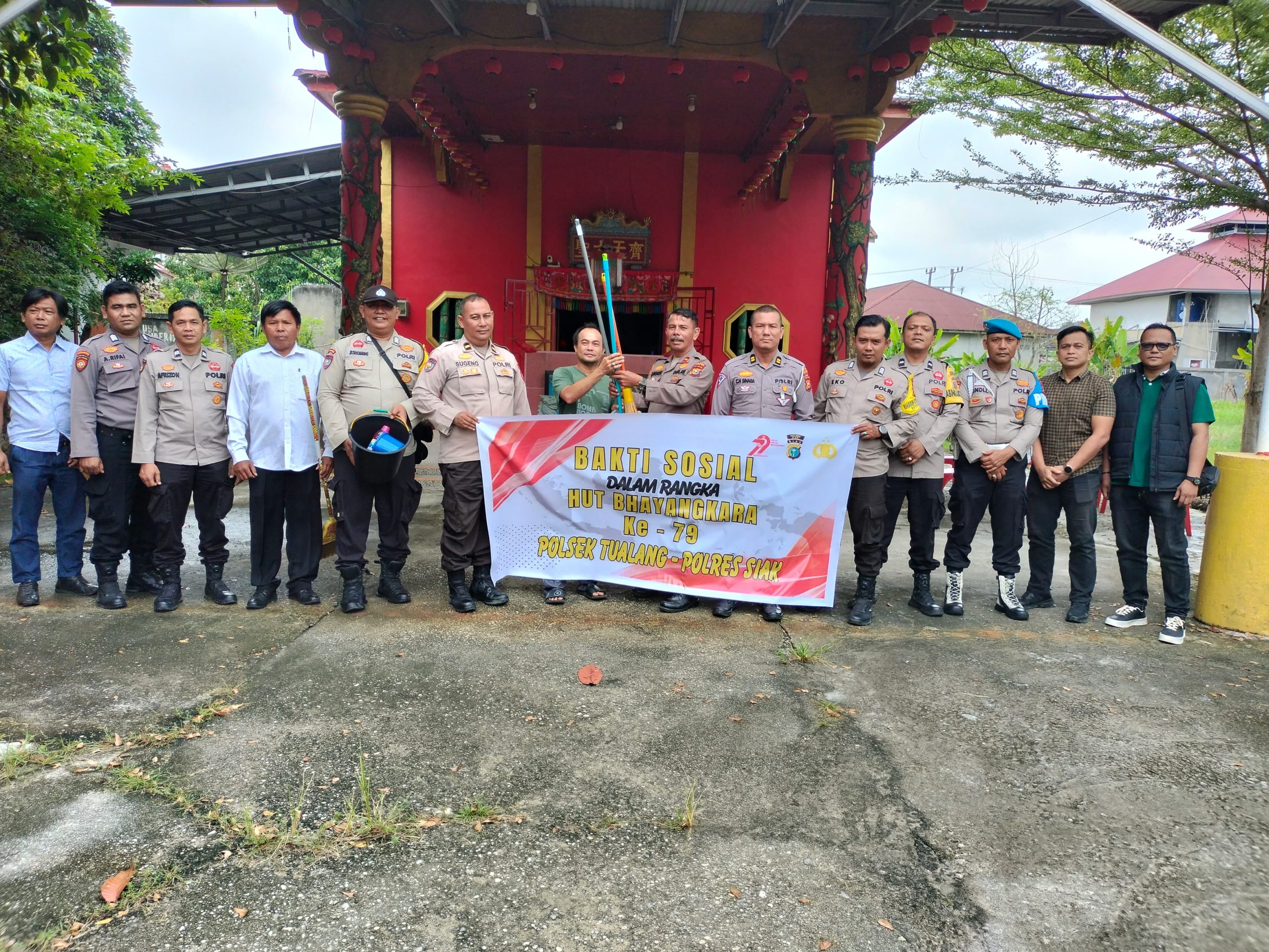 Menjelang Hari Bhayangkara ke-79, Polsek Tualang Gelar Bakti Sosial Di Tiga Rumah Ibadah