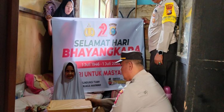Polsek Tualang Salurkan Bantuan Sosial Untuk Warga Sakit, Peringati HUT Bhayangkara Ke-79