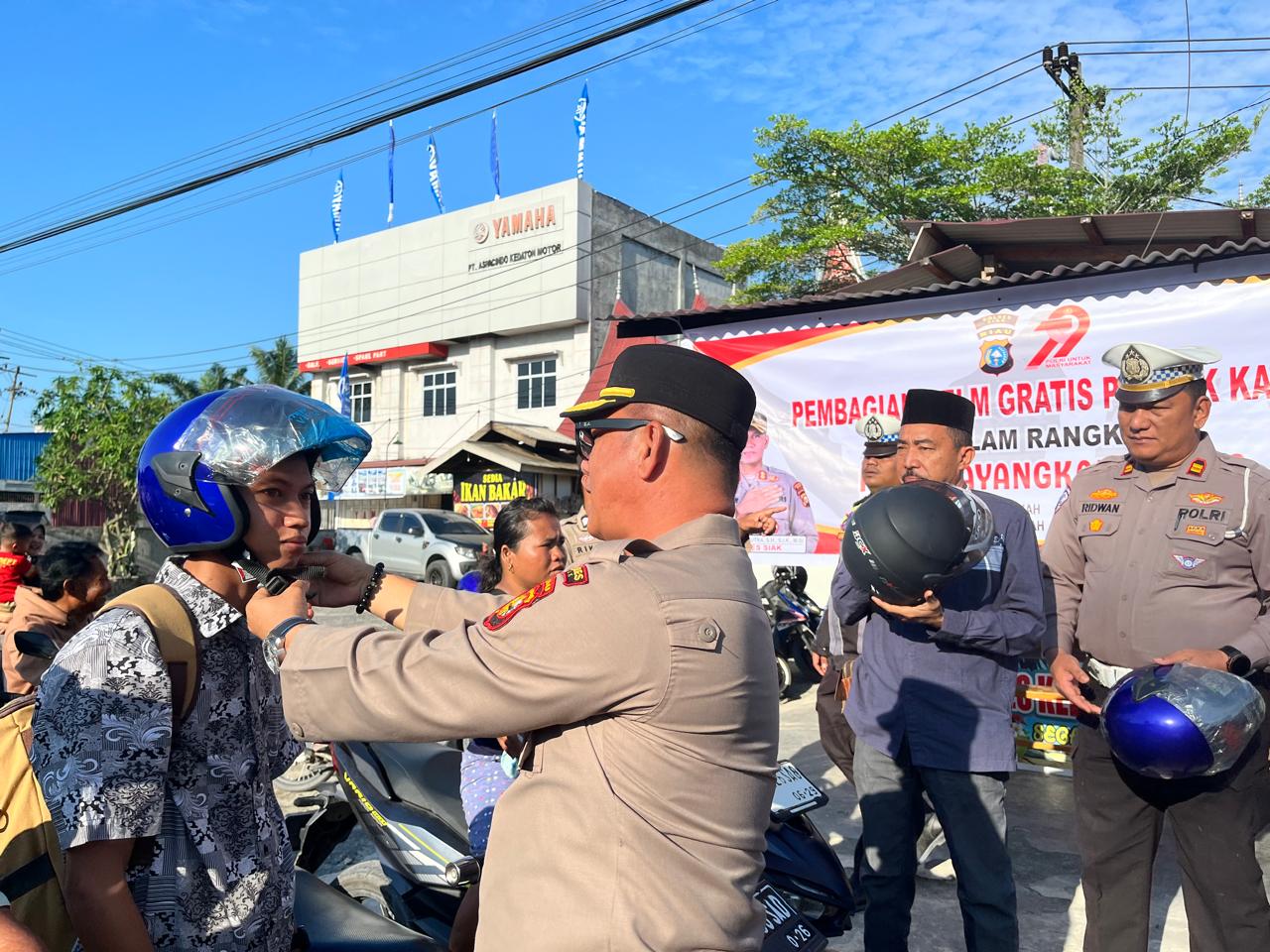 Polsek Kandis Bagikan Helm Gratis Sambut Hari Bhayangkara Ke-79