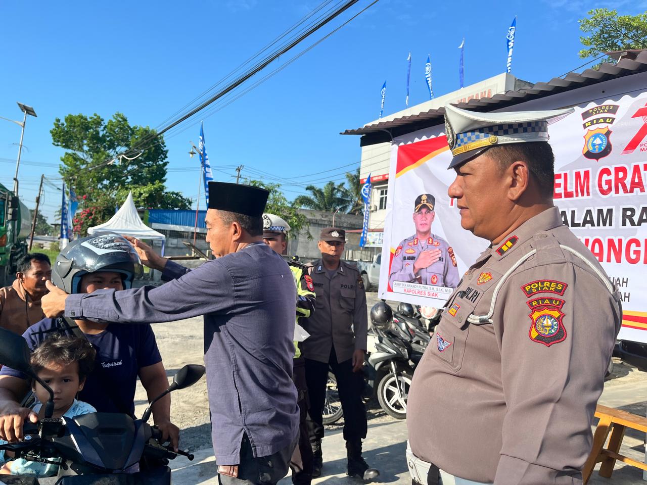 Polsek Kandis Bagikan Helm Gratis Sambut Hari Bhayangkara Ke-79