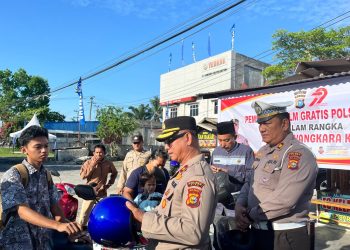 Polsek Kandis Bagikan Helm Gratis Sambut Hari Bhayangkara Ke-79