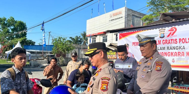 Polsek Kandis Bagikan Helm Gratis Sambut Hari Bhayangkara Ke-79