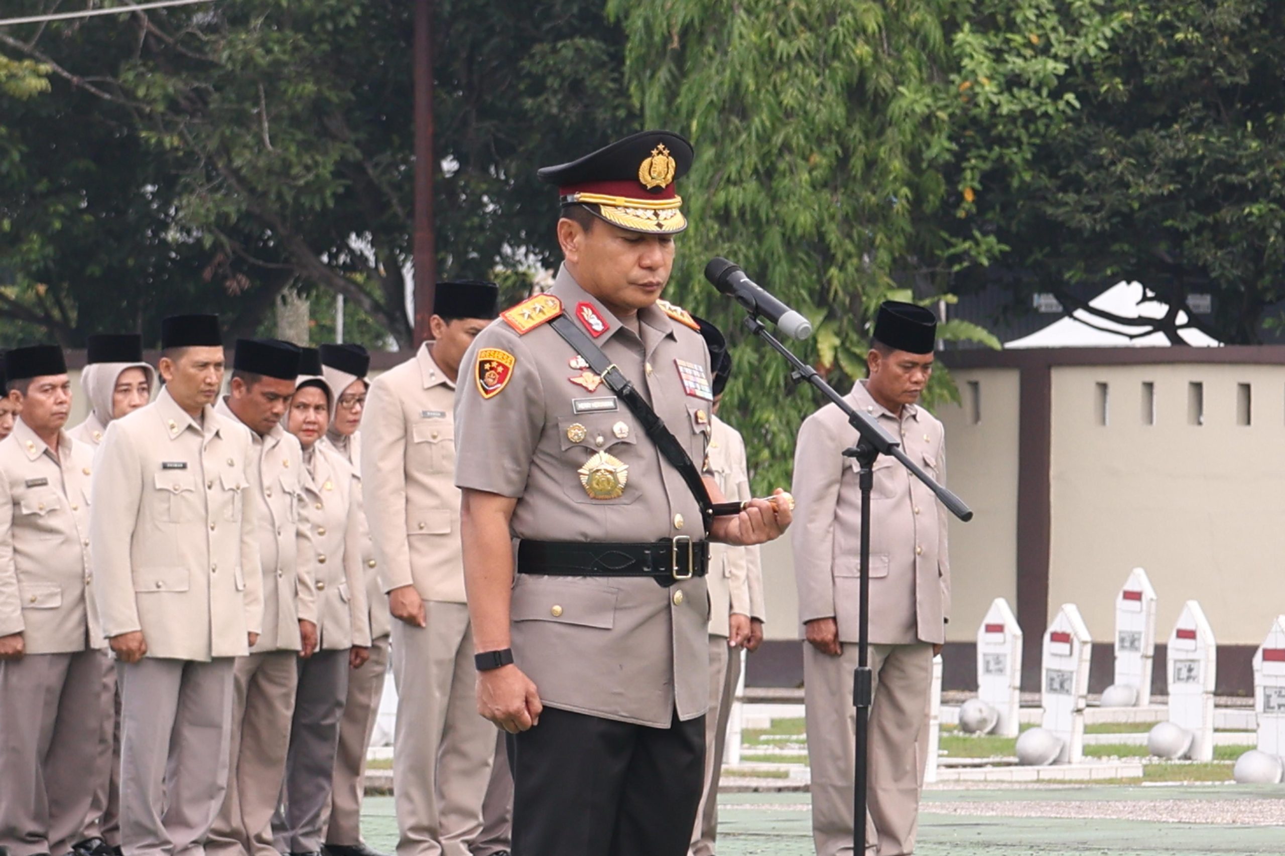 Kapolda Riau Pimpin Upacara Ziarah Dan Tabur Bunga Peribgati Hari Bhayangkara Ke-79 Tahun 2025