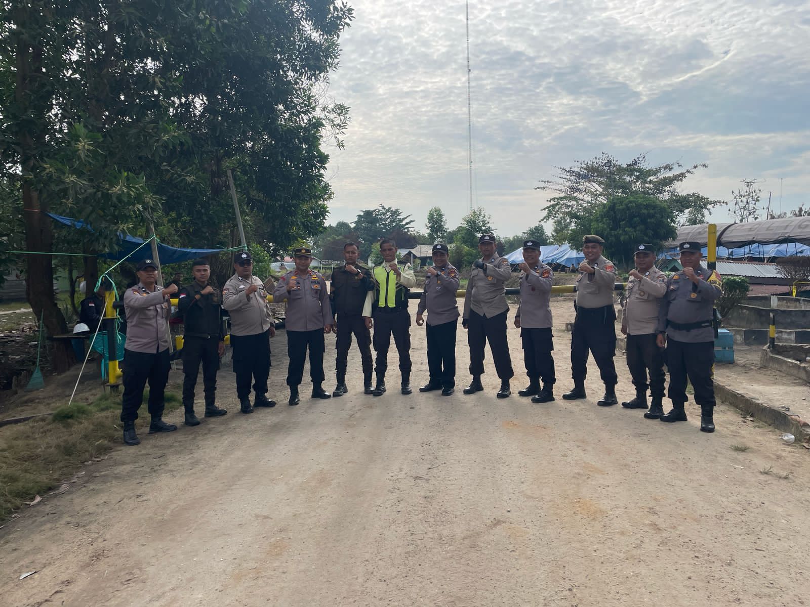 Polres Siak Gelar Patroli Di Kampung Tumang Pasca Aksi Unjuk Rasa Di PT. SSL, Jaga Situasi Tetap Kondusif