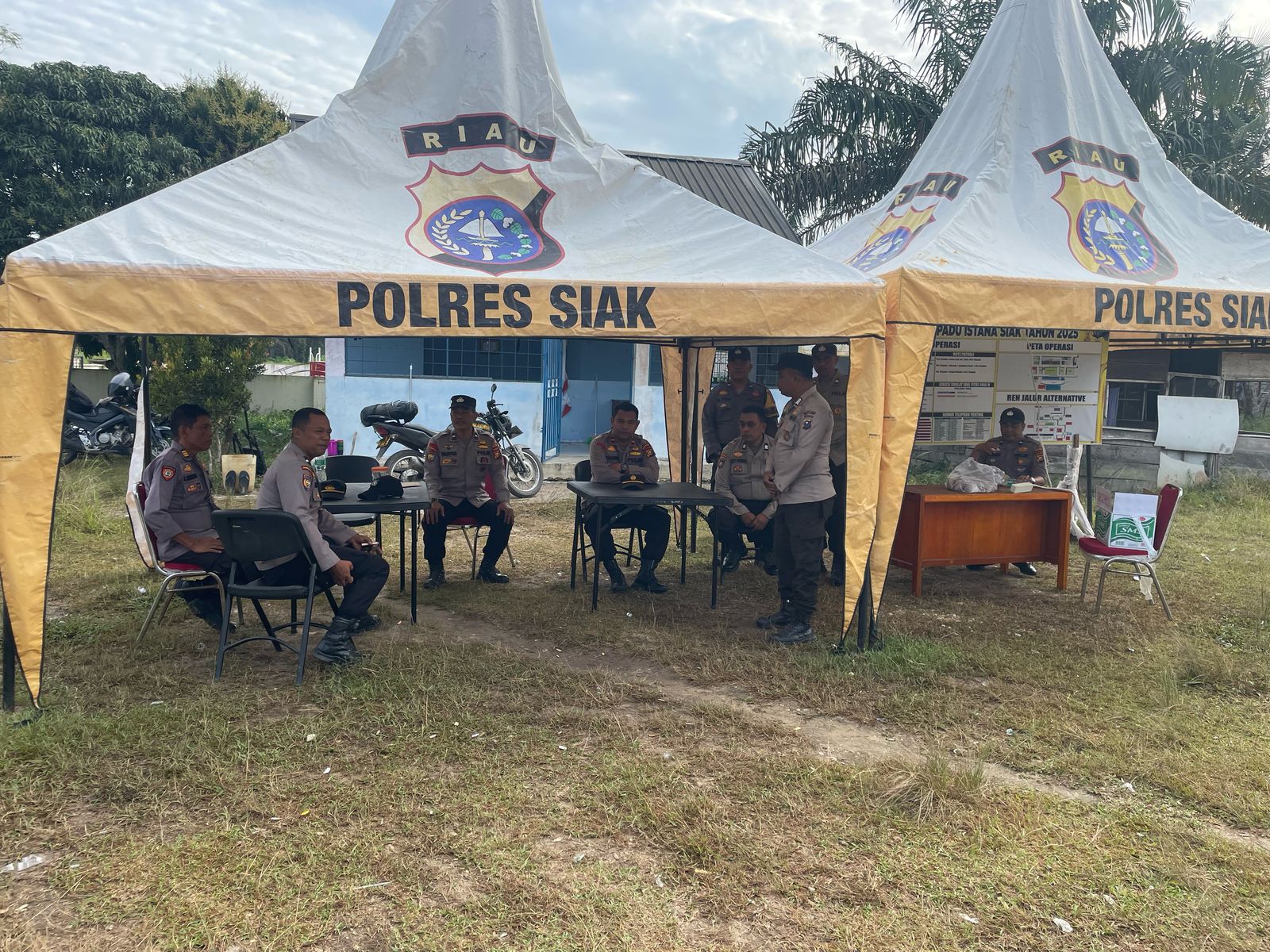 Polres Siak Gelar Patroli Di Kampung Tumang Pasca Aksi Unjuk Rasa Di PT. SSL, Jaga Situasi Tetap Kondusif