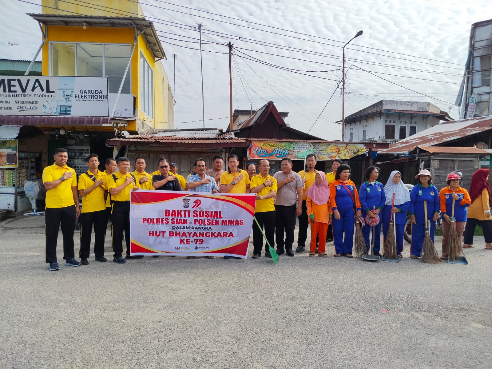 Bakti Sosial Di Pasar Bawah Minas, Polres Siak Wujudkan Polri Peduli Dan Dekat Dengan Masyarakat Dalam Rangka HUT Bhayangkara Ke-79