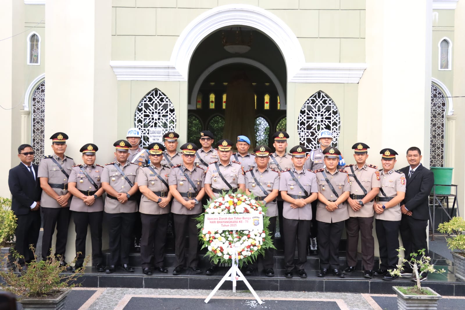 Ziarah Khidmat Polres Siak Ke Makam Pahlawan Sultan Syarif Kasim: Wujud Penghormatan Dalam Rangka Hari Bhayangkara Ke-79 Tahun 2025