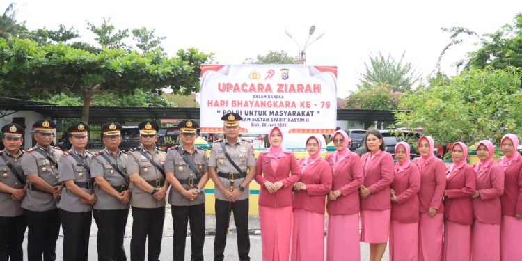 Ziarah Khidmat Polres Siak Ke Makam Pahlawan Sultan Syarif Kasim: Wujud Penghormatan Dalam Rangka Hari Bhayangkara Ke-79 Tahun 2025