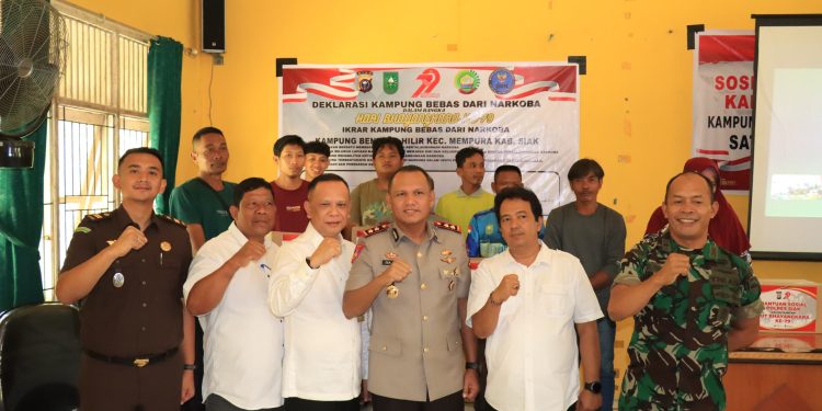 Deklarasi Kampung Bebas Narkoba Dan Penyerahan Bansos, Warnai Peringatan Hari Bhayangkara ke-79 Di Desa Benteng Hilir
