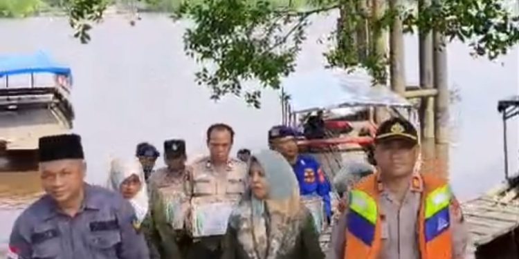 Polres Siak Gelar Bhakti Kesehatan Dan Pembagian Sembako Untuk Masyarakat Pesisir