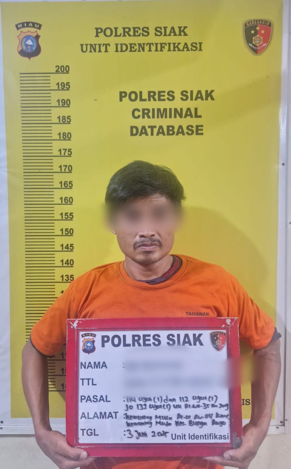 SATNARKOBA POLRES SIAK UNGKAP KASUS PEREDARAN SHABU DI BUNGARAYA, DUA PELAKU DIBEKUK

Siak, 4 Juli 2025, Satuan Reserse Narkoba (Satnarkoba) Polres Siak kembali mencatatkan prestasi dalam pemberantasan peredaran gelap narkotika. Dalam sebuah operasi yang berlangsung di tengah malam, petugas berhasil mengungkap kasus peredaran narkotika jenis shabu seberat 1,87 gram kotor dan mengamankan dua tersangka di wilayah Kecamatan Bungaraya, Kabupaten Siak.

Pengungkapan kasus ini bermula dari informasi masyarakat yang melaporkan adanya aktivitas mencurigakan di sebuah kontrakan yang berlokasi di Jalan Lintas Bungaraya RT.002 RW.003, Dusun Tani Jaya, Kampung Bungaraya. Mendapatkan laporan tersebut, tim Opsnal Satnarkoba langsung bergerak cepat melakukan penyelidikan mendalam.

Sekira pukul 02.00 WIB, Kamis (3/7/2025), tim melakukan penggerebekan di kontrakan yang dimaksud dan berhasil mengamankan tersangka pertama, DK (34), warga Kelurahan Kemuning Muda, Kecamatan Bungaraya. Dari hasil penggeledahan di dalam kamar kontrakan, ditemukan dua paket narkotika jenis shabu yang tergeletak di lantai.

Saat diinterogasi, DK mengakui bahwa barang haram tersebut adalah miliknya yang diperoleh dari rekannya, ES (36), warga Jalan Sri Panduka, Kecamatan Bungaraya. Tak menunggu waktu lama, tim Satnarkoba kemudian melakukan pengembangan dan penangkapan terhadap ES di kediamannya.

Dari hasil penggeledahan lanjutan, petugas kembali menemukan satu paket shabu yang disembunyikan di sebuah pondok. Kepada petugas, ES mengakui bahwa barang tersebut adalah miliknya yang diperoleh dari seorang pengedar berinisial NS, yang kini telah masuk dalam Daftar Pencarian Orang (DPO).

Barang bukti yang berhasil diamankan dalam pengungkapan ini meliputi:

3 (tiga) paket narkotika jenis shabu

1 (satu) plastik klip bening pembungkus

1 (satu) helai tisu warna putih

1 (satu) buah plastik warna hitam

2 (dua) unit handphone masing-masing merek Oppo A92 dan Oppo A53

5 (lima) lembar uang pecahan Rp100.000,-

Kapolres Siak AKBP Eka Ariandy Putra, S.H., S.I.K., M.Si. melalui Kasat Resnarkoba Polres Siak AKP Tony Armando, S.E. menyatakan, bahwa pengungkapan ini merupakan bentuk keseriusan Polres Siak dalam memberantas segala bentuk penyalahgunaan dan peredaran narkotika yang merusak generasi bangsa.

“Kami apresiasi masyarakat yang telah berperan aktif memberikan informasi. Ini menjadi bukti bahwa sinergi antara warga dan aparat kepolisian sangat penting dalam memerangi peredaran narkoba,” ujarnya.

Saat ini kedua tersangka beserta barang bukti telah diamankan di Mapolres Siak guna proses penyidikan lebih lanjut. Sementara itu, upaya pencarian terhadap DPO NS masih terus dilakukan.

Polres Siak mengimbau masyarakat untuk tidak ragu melaporkan setiap aktivitas yang mencurigakan terkait narkotika demi mewujudkan Kabupaten Siak yang aman, bersih, dan bebas dari narkoba.