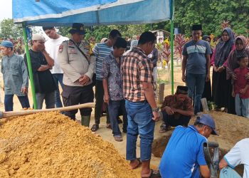 Bhabinkamtibmas Hadiri Pemakaman Warga, Wujud Kepedulian Dan Kehadiran Polri Di Tengah Masyarakat