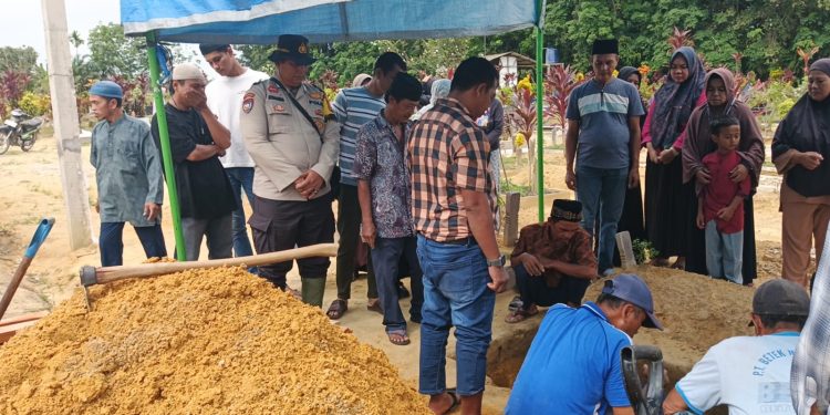 Bhabinkamtibmas Hadiri Pemakaman Warga, Wujud Kepedulian Dan Kehadiran Polri Di Tengah Masyarakat