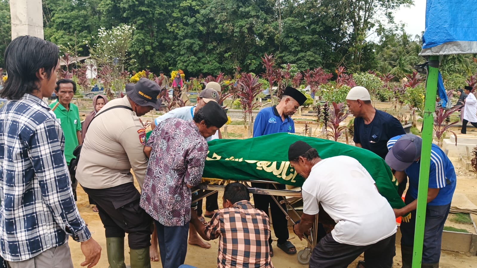 Bhabinkamtibmas Hadiri Pemakaman Warga, Wujud Kepedulian Dan Kehadiran Polri Di Tengah Masyarakat