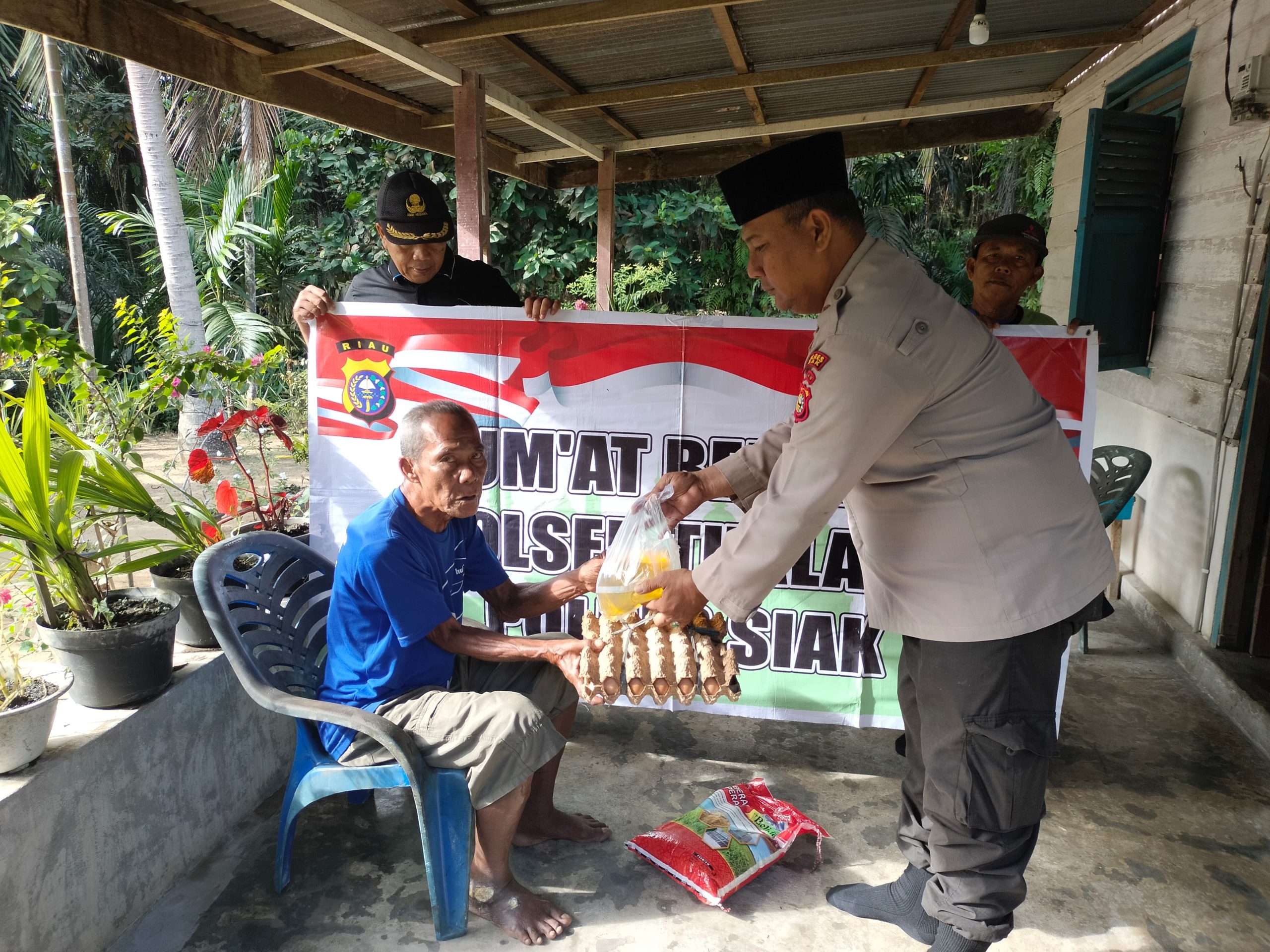 Polsek Tualang Gelar Jumat Berkah, Bantu Warga Sakit Di Kampung Maredan Barat