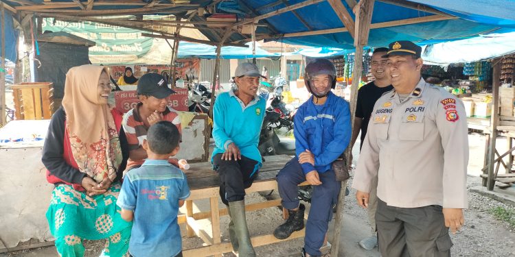 Polsek Tualang Patroli ke Gereja Dan Pasar, Wujudkan Rasa Aman Warga