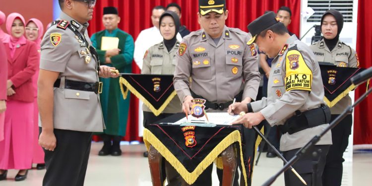 Polda Riau Gelar Sertijab, Dari 17 Personel Empat Diantaranya Adalah Jabatan Kapolres.