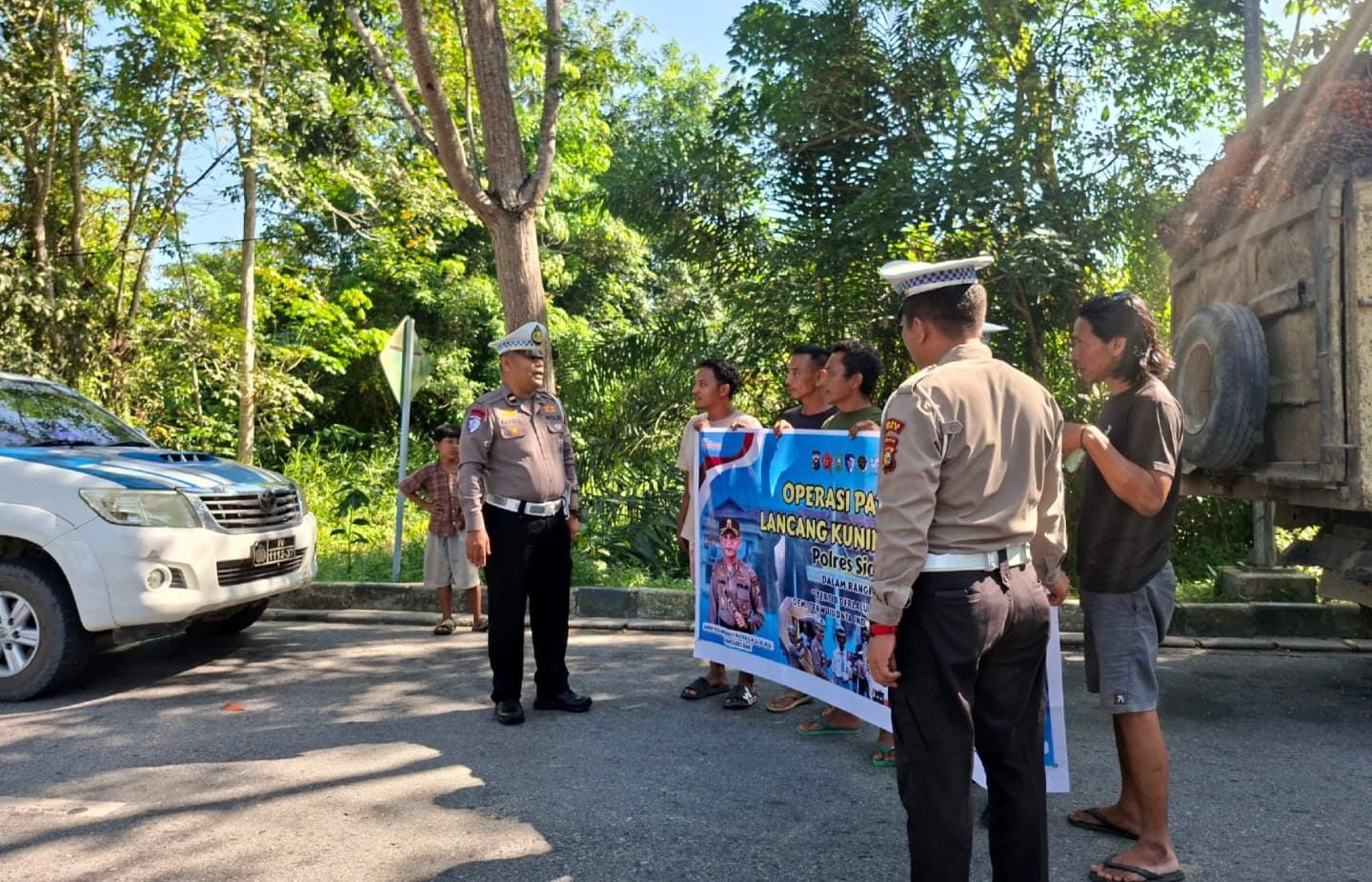 Polres Siak Gencarkan Sosialisasi Dan Bagikan Leaflet Ops Patuh LK 2025 Kepada Pengguna Jalan