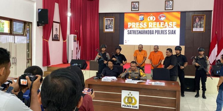 Press Release Polres Siak Ungkap Gudang Ektasi Di Perawang, 1.215 Butir Disita