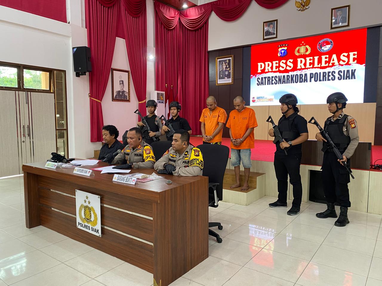 Press Release Polres Siak Ungkap Gudang Ektasi Di Perawang, 1.215 Butir Disita