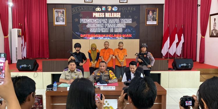 Kapolres Siak Pimpin Press Release Pengungkapan Kasus Pemalsuan Sertifikat Tanah, Tiga Tersangka Diamankan
