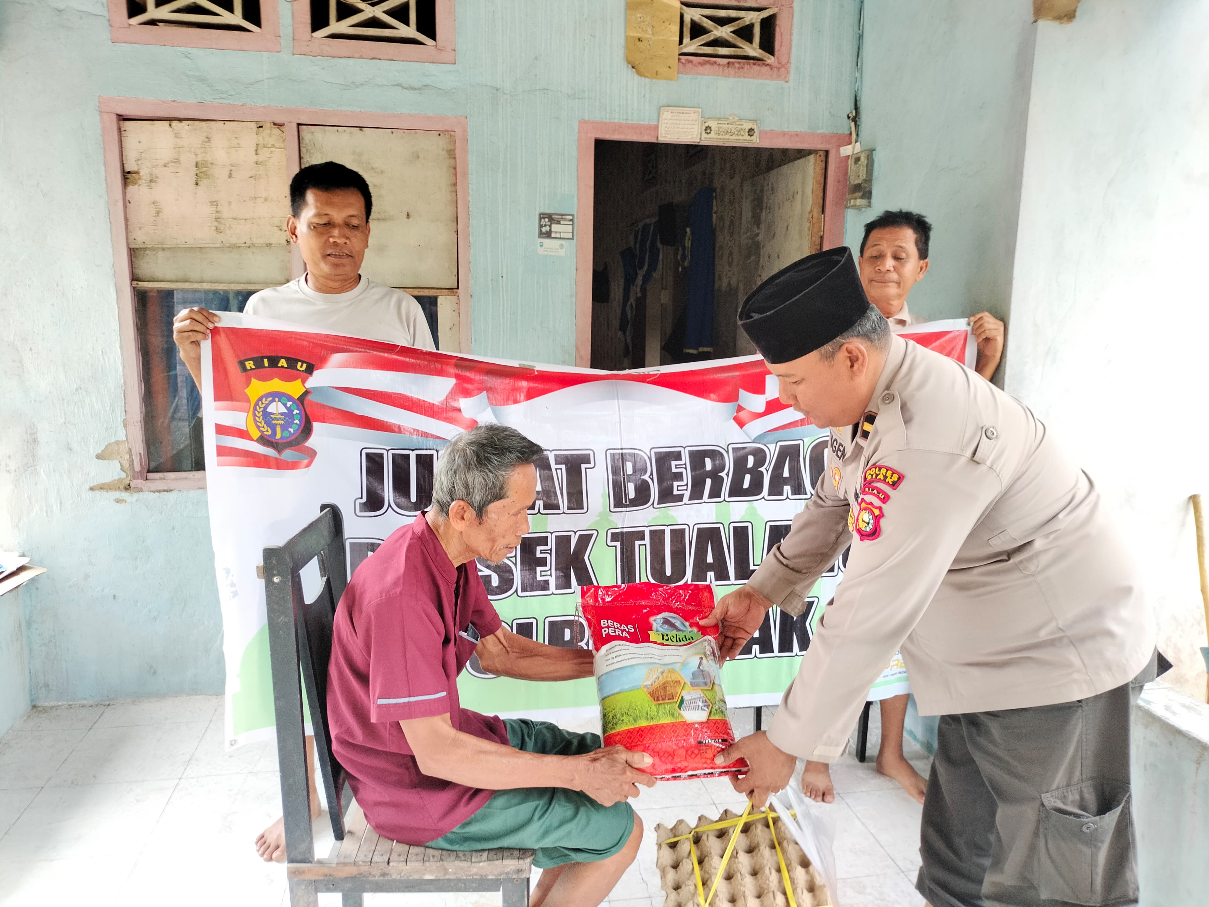 Polsek Tualang Salurkan Bantuan Untuk Lansia Penderita Hernia Di Kampung Maredan Barat