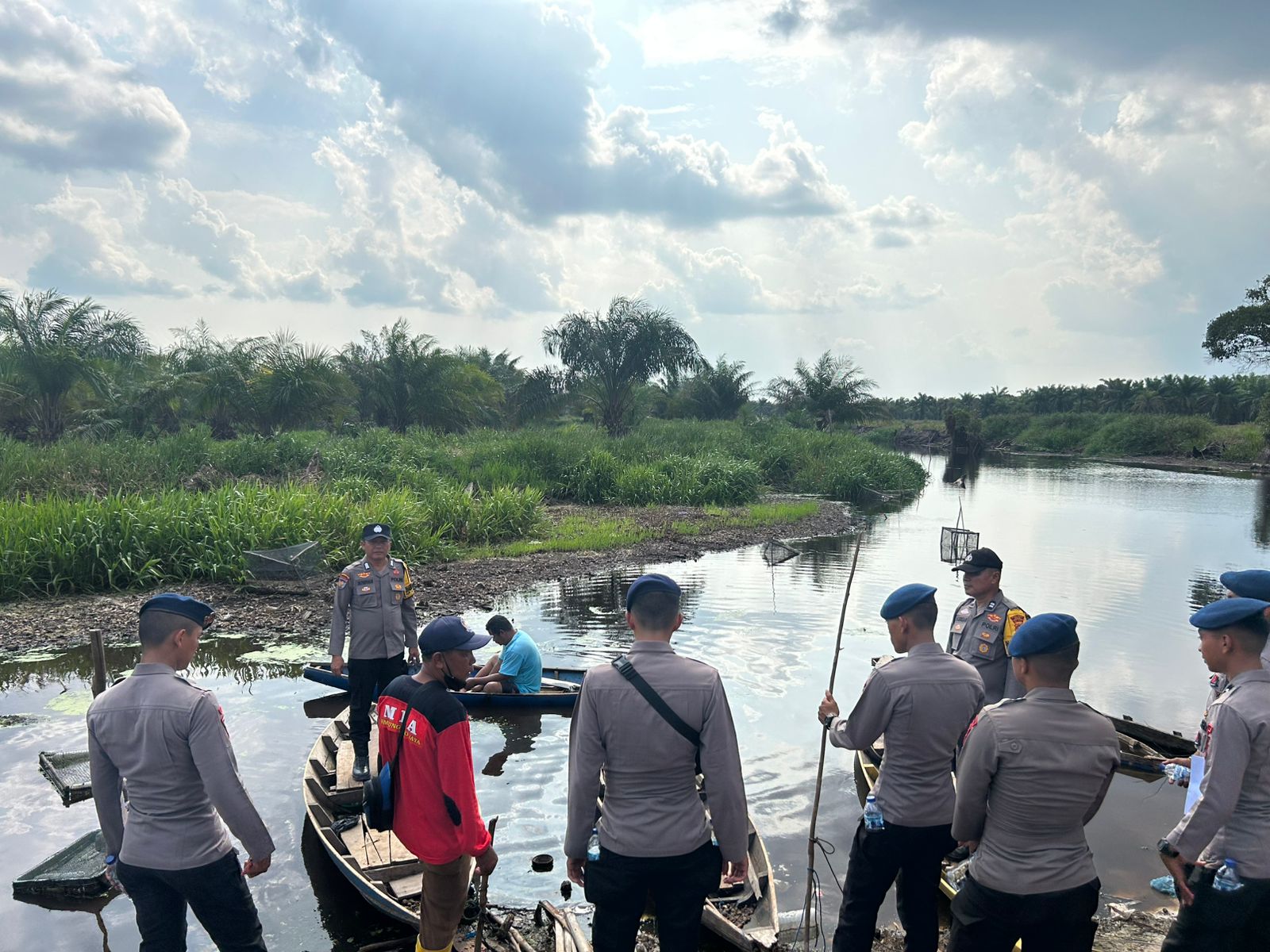 Polsek Kandis Bersama BKO SAT BRIMOB Polda Riau Gelar Patroli Karhutla Dan Sosialisasi Maklumat Kapolda Riau