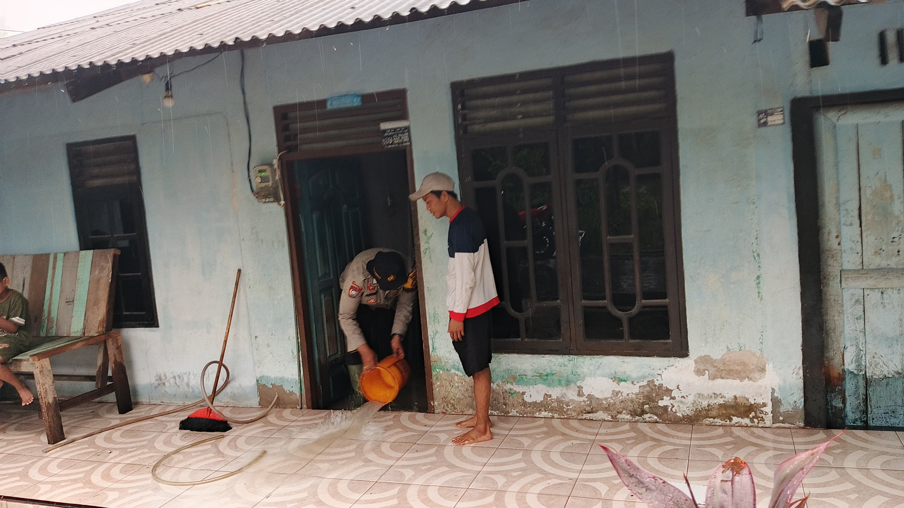 Respon Cepat Bhabinkamtibmas Terjun Langsung Bantu Warga Terdampak Banjir