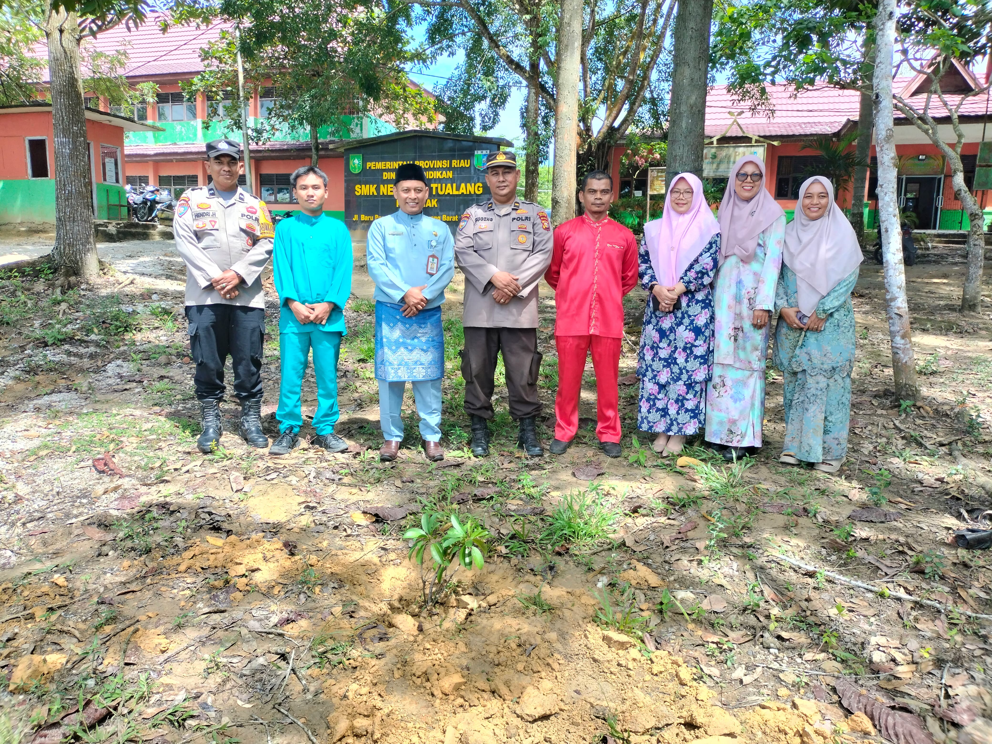 Polsek Tualang Gelar Program Green Policing Di SMKN 1 Perawang Barat, Tanam Bibit Pohon untuk Hijaukan Lingkungan