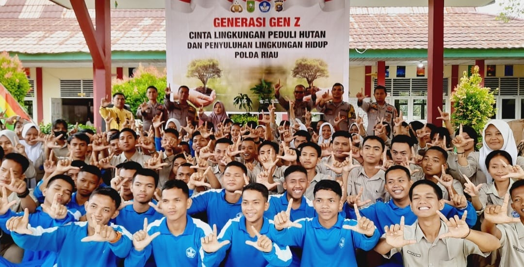 Polda Riau Tanamkan Cinta Lingkungan Di SMA Negeri 13 Pekanbaru