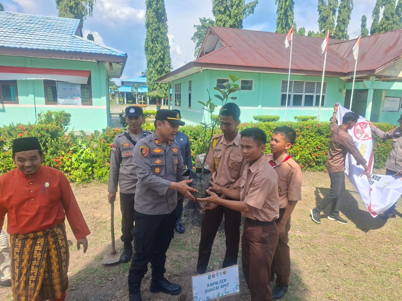 Polsek Sungai Apit Gelar Sosialisasi Bahaya Narkoba & Police Go To School, Tanamkan Semangat Green Policing Di Kalangan Pelajar