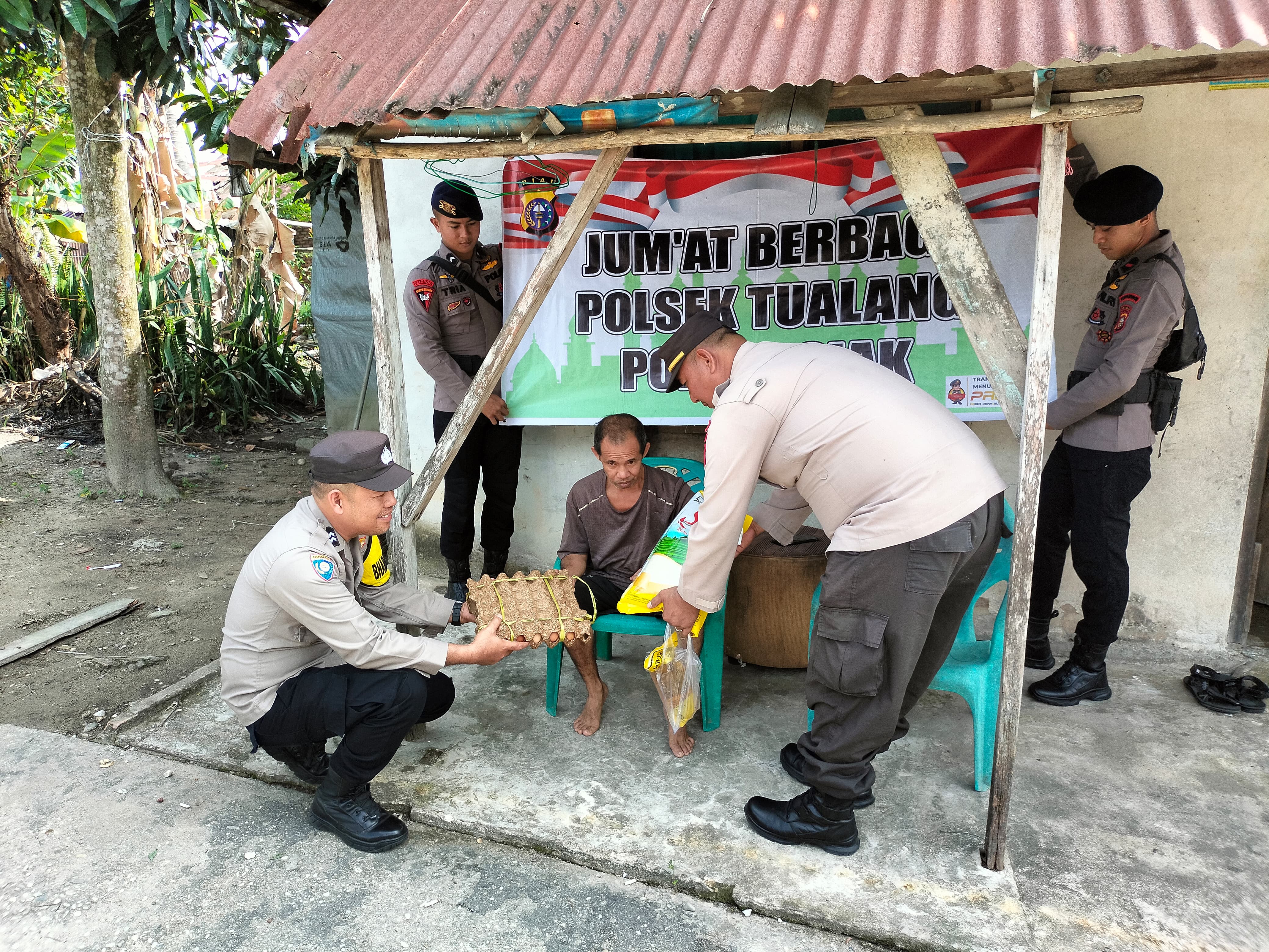 Polisi Di Tualang Bantu Warga Struk, Beri Sembako hingga Ke Rumah