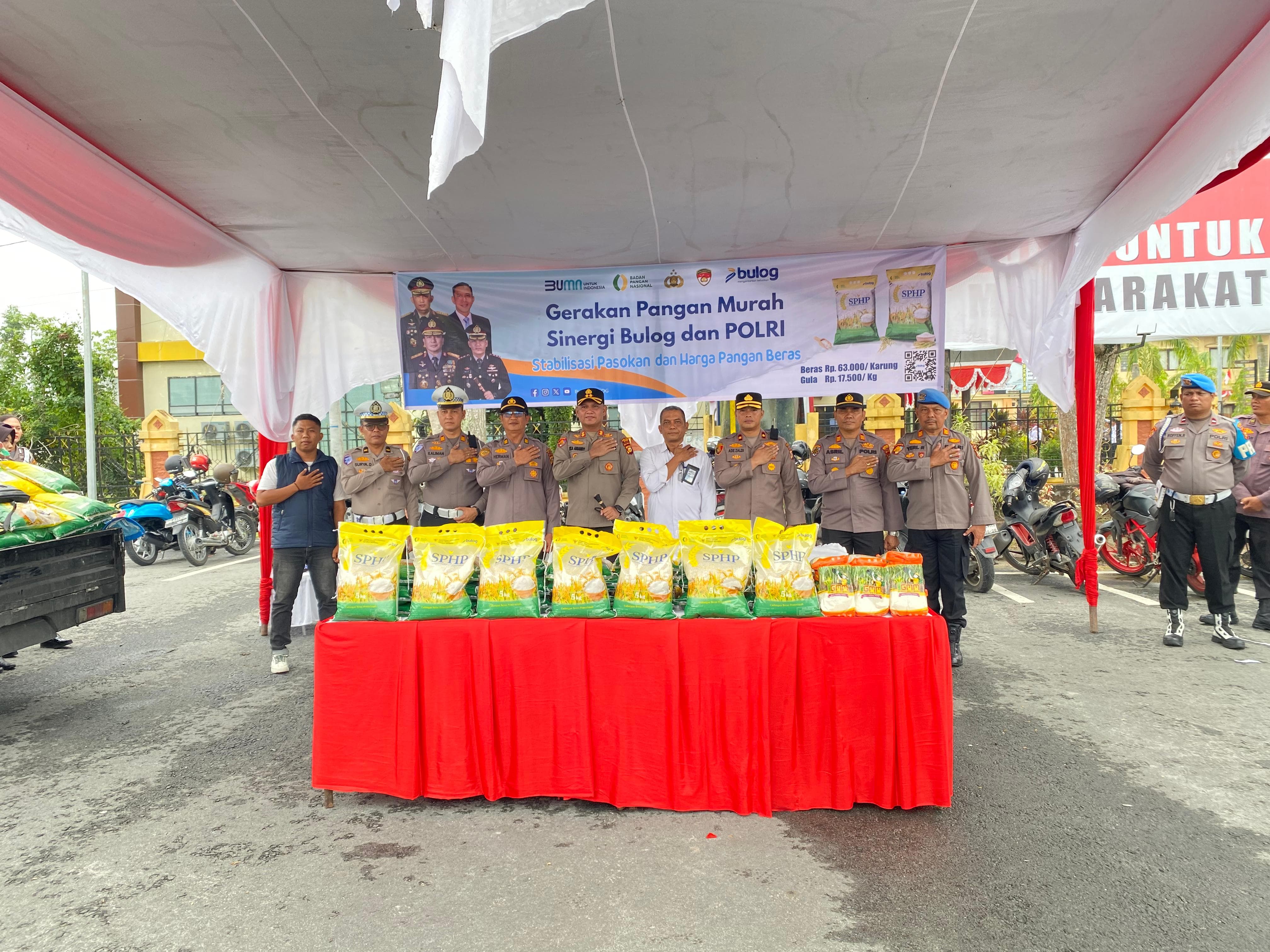 Polres Siak dan Bulog Gelar Gerakan Pangan Murah, Masyarakat Antusias Borong Beras Dan Gula