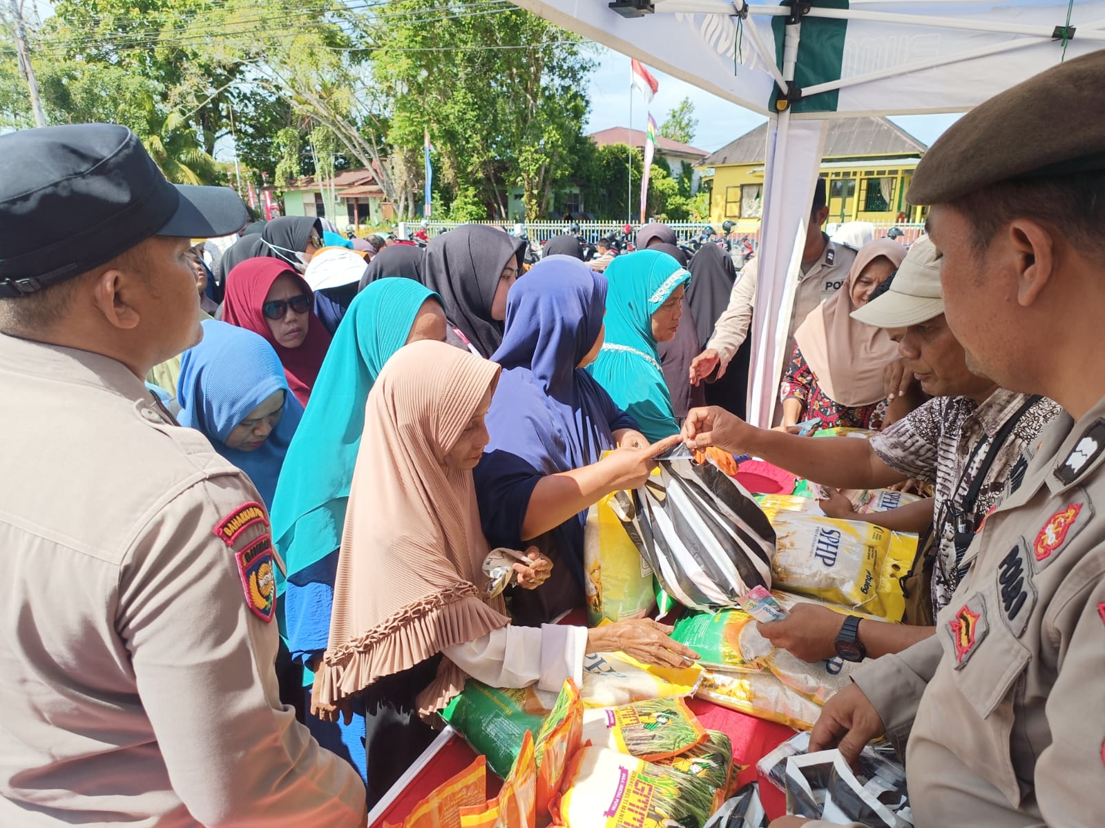 Polres Siak Dan Bulog Gelar Gerakan Pangan Murah, Warga Kota Siak Antusias Serbu Beras & Gula Premium