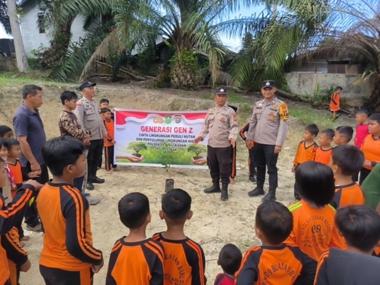 Polres Siak Melalui Polsek Kerinci Kanan Tanam Pohon di SD Negeri 06, Ajak Siswa Cinta Lingkungan Sejak Dini