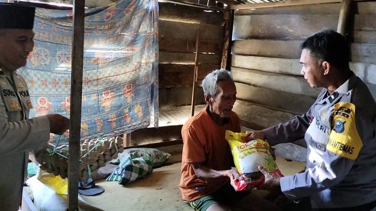 Kisah Mbah Soli, Lansia 90 Tahun Di Rumah Berdinding Papan Yang Disambangi Polisi Tualang