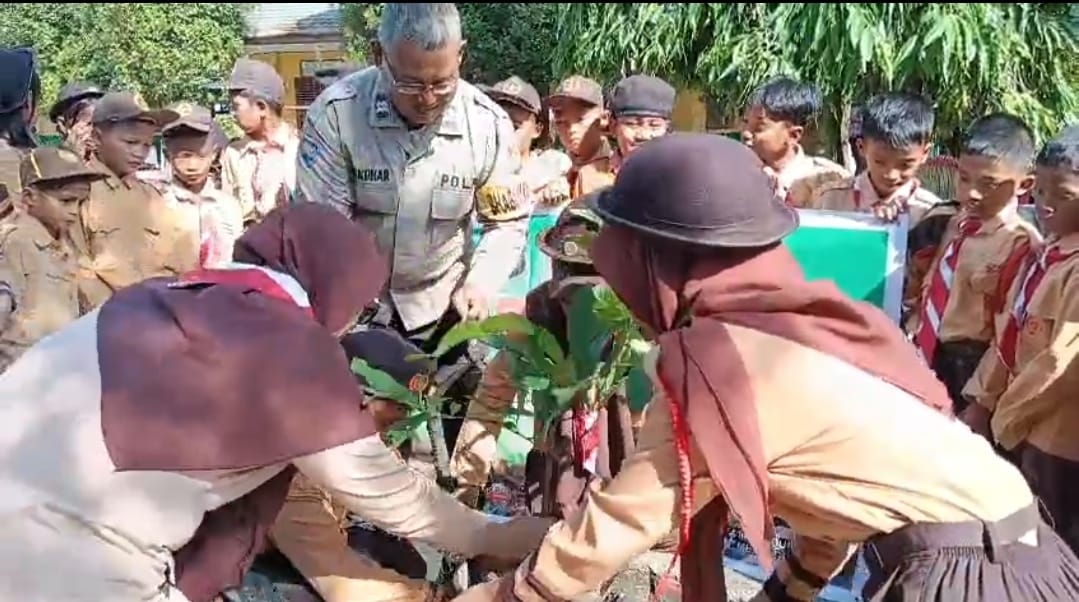 Green Policing Di SDN 10 Tualang Timur Polsek Tualang Gandeng Sekolah
