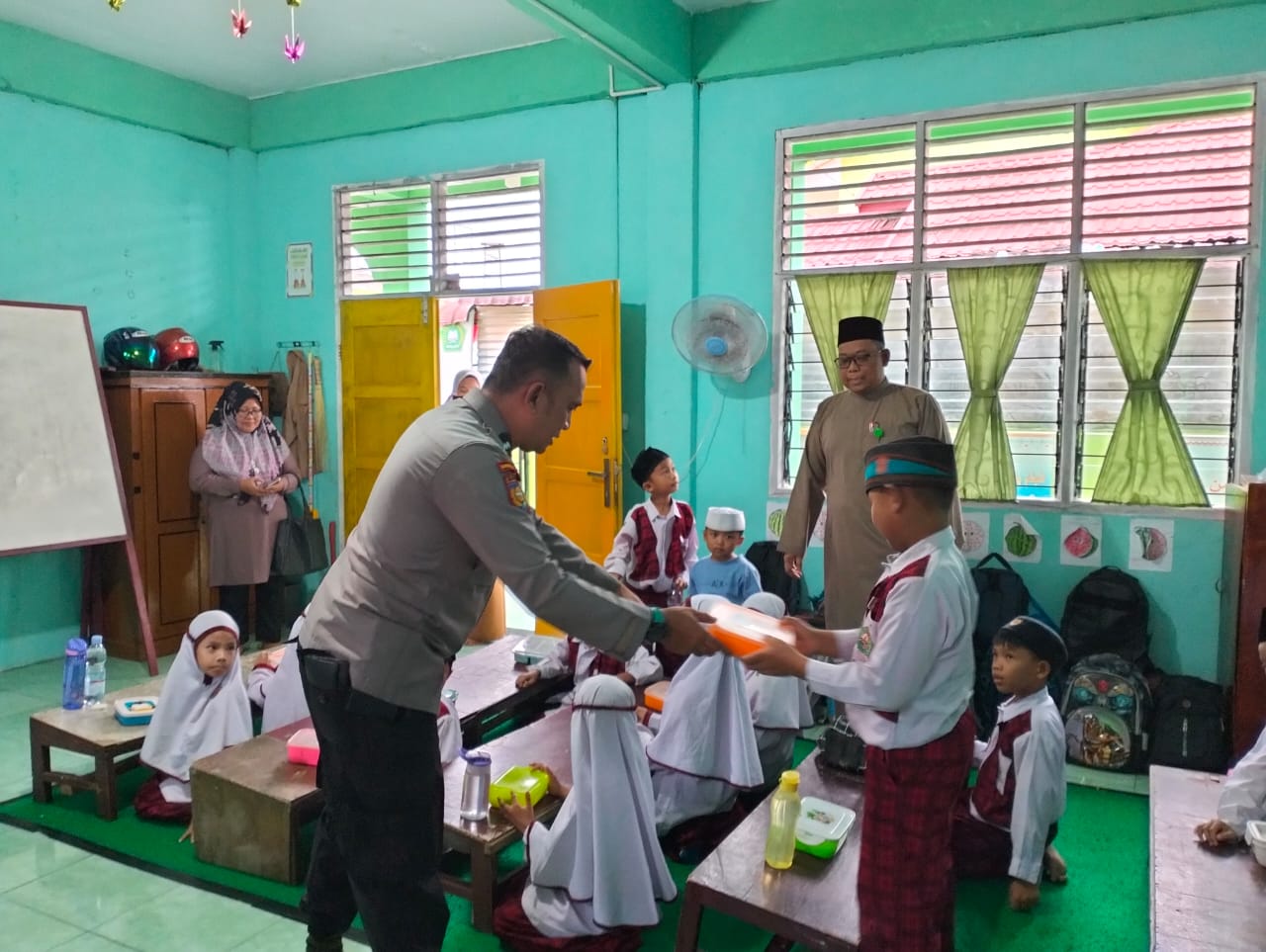 Polres Siak Dan Tim Badan Gizi Nasional Salurkan 6.804 Porsi Makan Bergizi Gratis untuk Pelajar, Ibu Hamil, Menyusui, Dan Balita Di Tualang