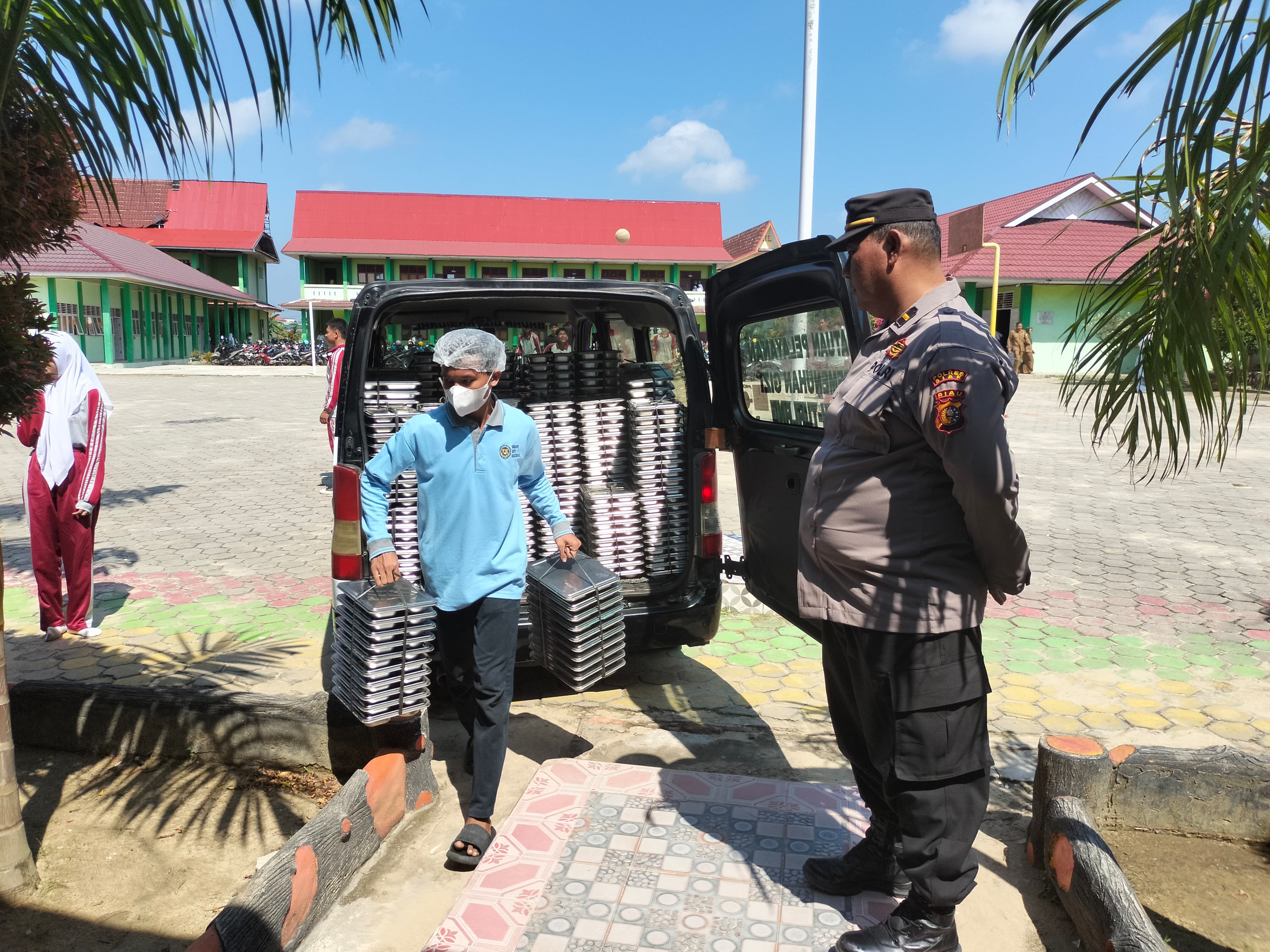 Polsek Tualang Lakukan Pengecekan Dan Pendistribusian Makan Bergizi Gratis Di SMA Negeri 5 Tualang