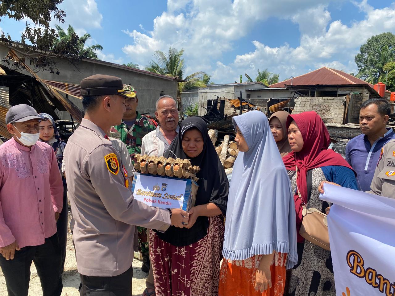 Polsek Kandis Salurkan Bantuan Sembako untuk Korban Kebakaran Di Kelurahan Telaga Sam Sam