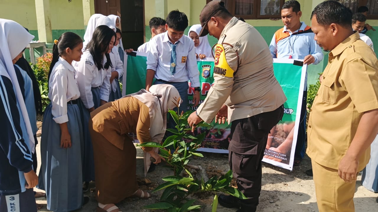 Bhabinkamtibmas Tanam Pohon Bersama Siswa SMA Negeri 3, Wujudkan Sekolah Hijau