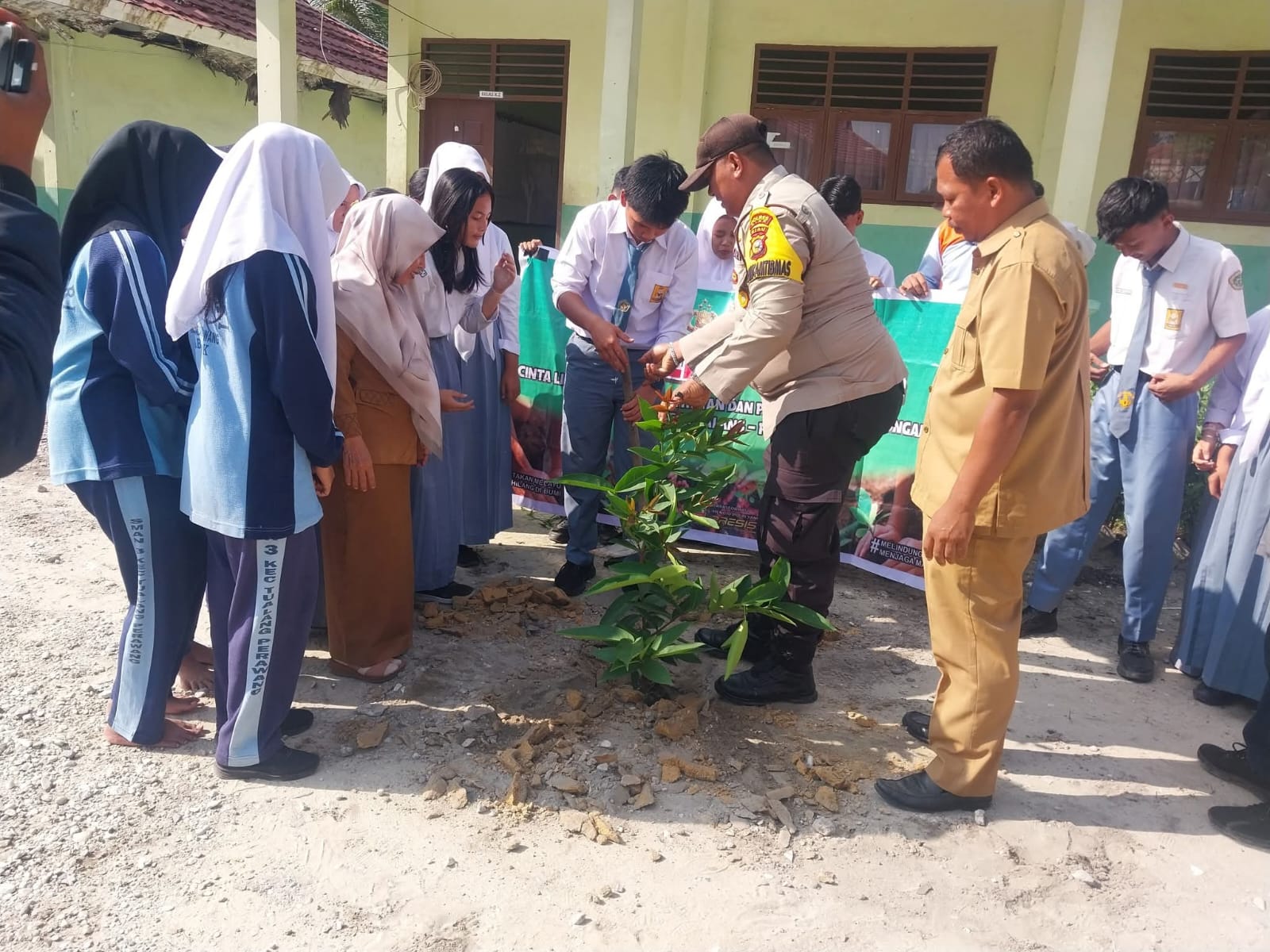 Bhabinkamtibmas Tanam Pohon Bersama Siswa SMA Negeri 3, Wujudkan Sekolah Hijau