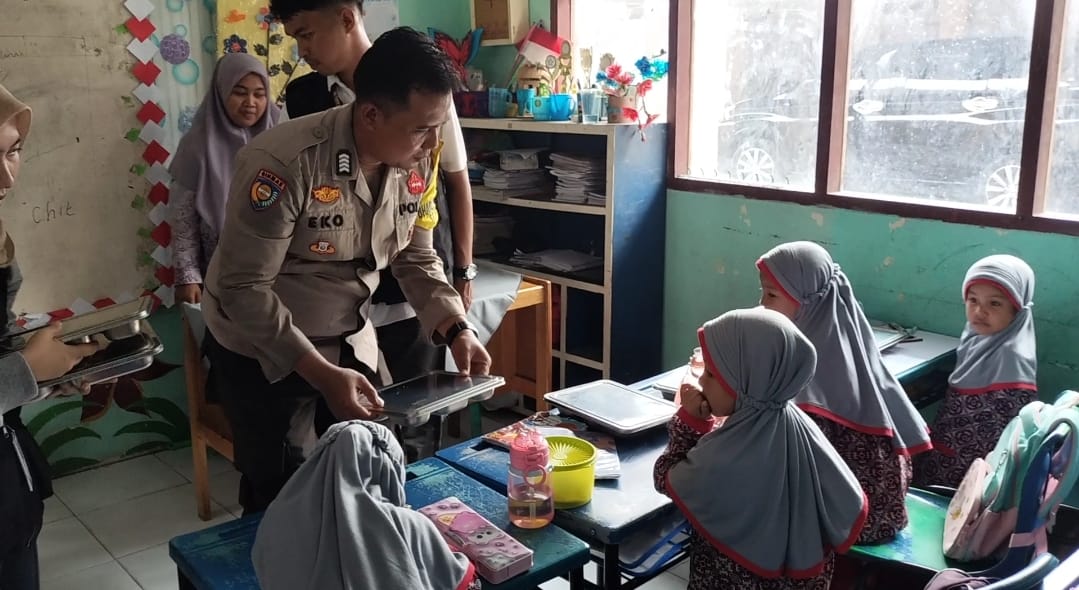 Polsek Tualang Salurkan Makan Bergizi Gratis Untuk 507 Siswa SD Islam Nurul Haq