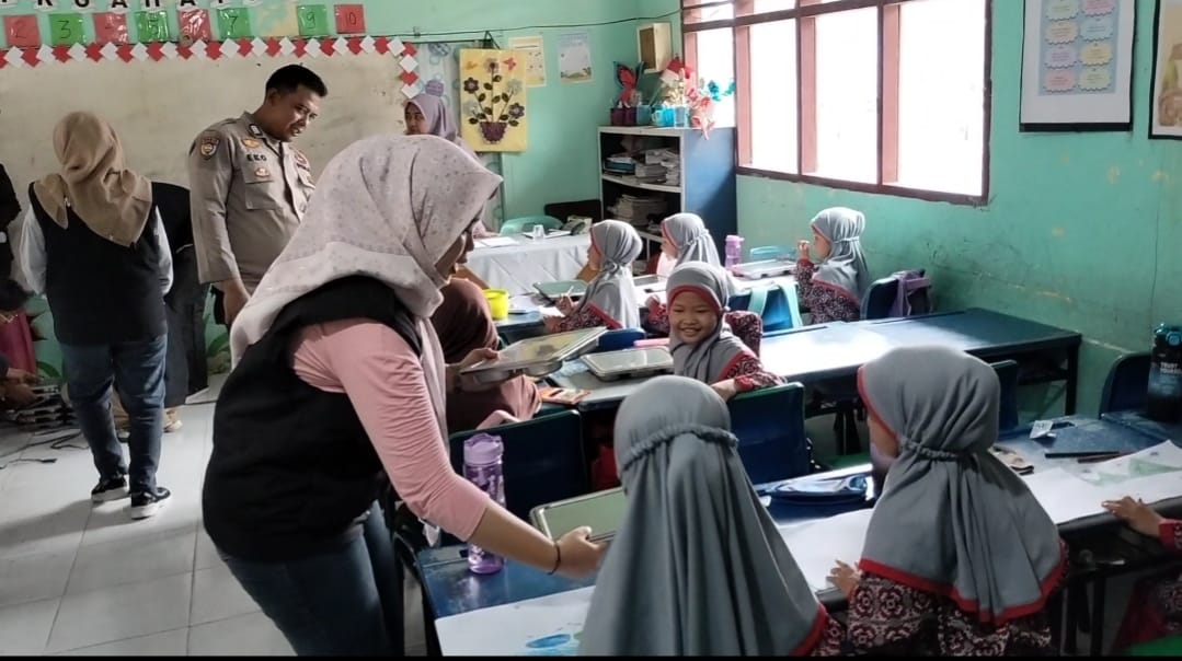 Polsek Tualang Salurkan Makan Bergizi Gratis Untuk 507 Siswa SD Islam Nurul Haq