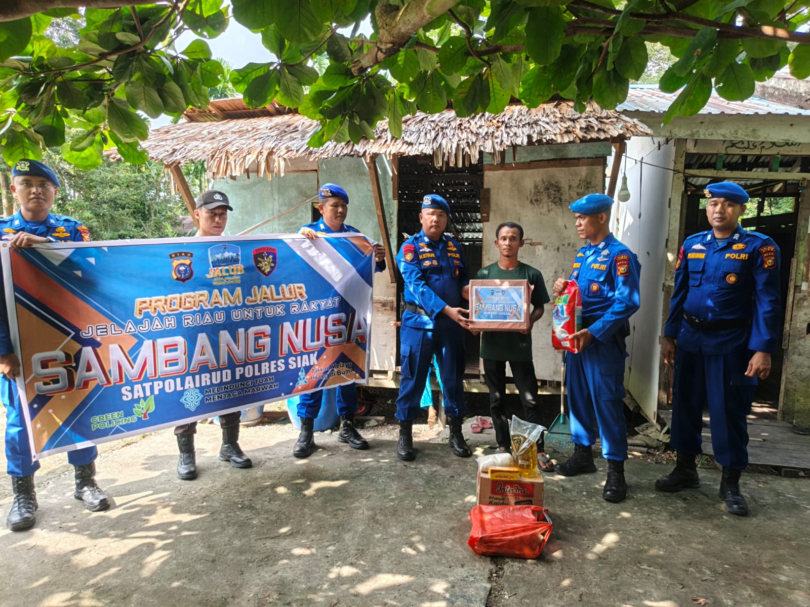 Satpolairud Polres Siak Laksanakan Program JALUR, Salurkan Bantuan Sembako Ke Warga Pesisir Perincit
