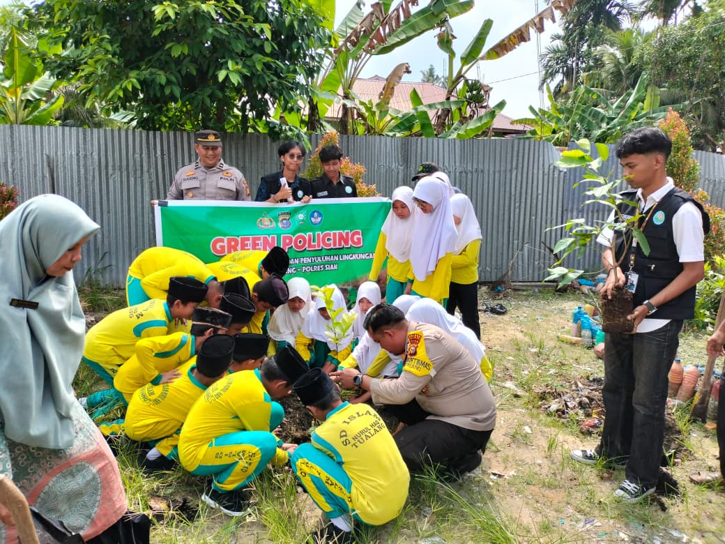 Polsek Tualang Bersama Mahasiswa KKN UMRI Tanam Pohon Buah Di SD Islam Nurul Haq