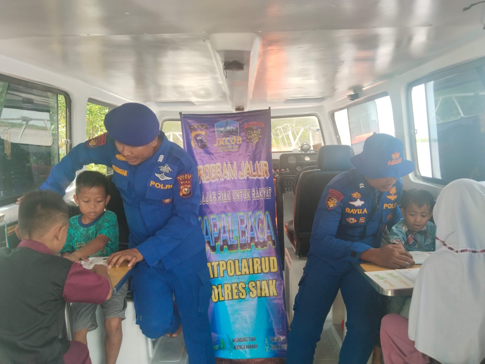 Polres Siak Gelar Program “JALUR” Kapal Baca Di Perairan Teluk Batil